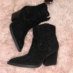 Rhinestone black cowgirls boots!